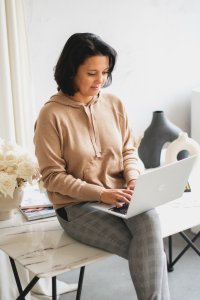 Здравствуйте! Меня зовут Инна, я педагог по подготовке детей в школу, по ментальной арифметике и скорочтению. Имею высшее педагогическое образование. Я работаю с маленькими детьми – дошкольниками и младшими школьниками. Мой преподавательский стаж – более 10 лет. И конечно, у меня уже есть знания и навык комплексной подготовки детей к школе. Я знаю, как избавить их от трудностей. Я знаю, как не только подготовить их к поступлению в школу, но и как облегчить детям освоение программы «Шко