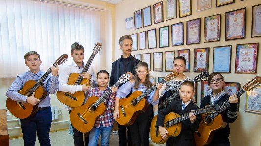 Обучаю игре на гитаре